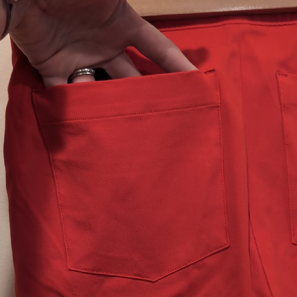 SPANX Red Cropped Pants with Elastic Waistband and Tapered Fit - Picture 6 of 9